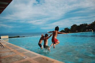 Criterii după care ar trebui să alegi covorașele pentru piscină
